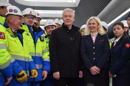 Москва. Мэр Москвы Сергей Собянин (в центре)   во время технического запуска последнего восточного участка Большой кольцевой линии (БКЛ) Московского метрополитена на станции `Текстильщики`.