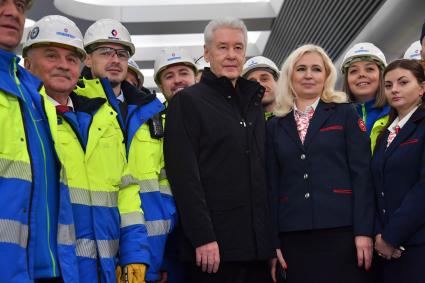 Москва. Мэр Москвы Сергей Собянин (в центре)   во время технического запуска последнего восточного участка Большой кольцевой линии (БКЛ) Московского метрополитена на станции `Текстильщики`.