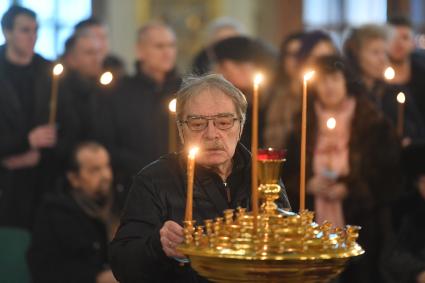 Москва. Драматург, актер Александр Адабашьян на прощании с композитором Эдуардом Артемьевым в Храме Большое Вознесение.