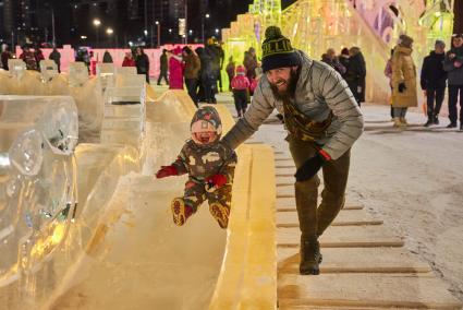 Пермь. Посетители главного ледового городка `Виват, Пермь!`.