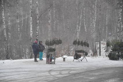 Иркутская область. Иркутск. Корреспонденты `Комсомольской правды` Владимир Ворсобин и Иван Макеев путешествуют автостопом по России. Придорожная торговля.