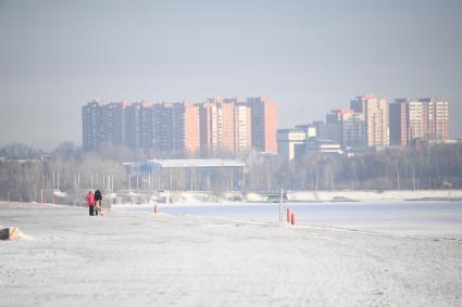 Иркутская область. Иркутск.  Корреспонденты `Комсомольской правды` Владимир Ворсобин и Иван Макеев путешествуют автостопом по России. Вид на новостройки Иркутска.