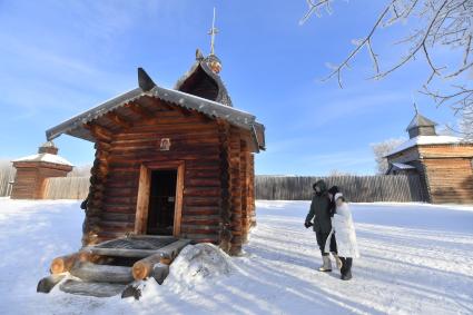 Иркутская область. Тальцы.  Корреспонденты `Комсомольской правды` Владимир Ворсобин и Иван Макеев путешествуют автостопом по России.  Архитектурно-этнографический музей `Тальцы`.  Казанская церковь.