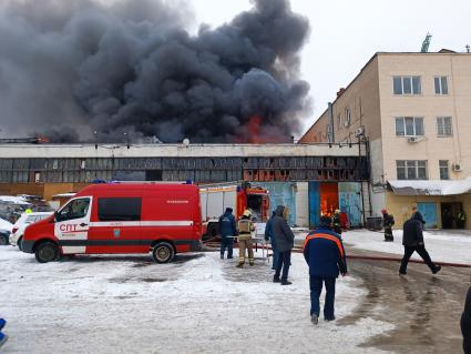 Москва. Тушение пожара в здании автосервиса на улице Добролюбова.