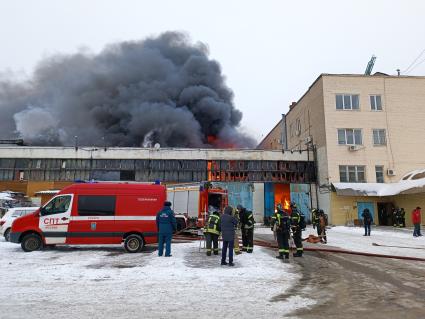 Москва. Тушение пожара в здании автосервиса на улице Добролюбова.