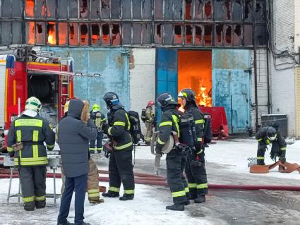 Москва. Тушение пожара в здании автосервиса на улице Добролюбова.