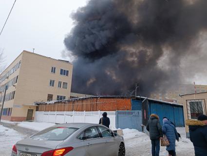 Москва. Пожар в здании автосервиса на улице Добролюбова.