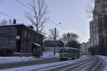 Хабаровск.  Корреспонденты `Комсомольской правды` Владимир Ворсобин и Иван Макеев путешествуют автостопом по России.  Трамвай на улице города.