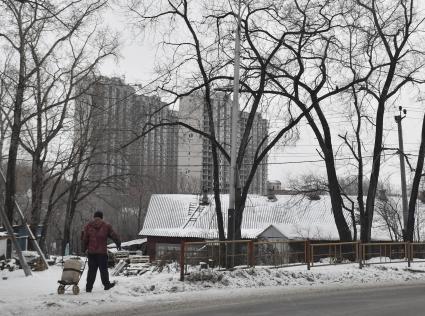 Хабаровск.  Корреспонденты `Комсомольской правды` Владимир Ворсобин и Иван Макеев путешествуют автостопом по России. Виды города. Старые и новые дома.