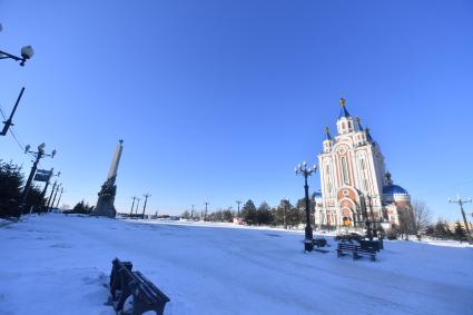 Хабаровск.  Корреспонденты `Комсомольской правды` Владимир Ворсобин и Иван Макеев путешествуют автостопом по России. Виды города. Градо-Хабаровский Собор Успения Божьей Матери и Памятник героям, павшим за освобождение Дальнего Востока.