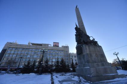 Хабаровск.  Корреспонденты `Комсомольской правды` Владимир Ворсобин и Иван Макеев путешествуют автостопом по России. Памятник героям, павшим за освобождение Дальнего Востока.