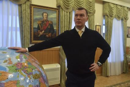 Хабаровск. Корреспонденты `Комсомольской правды` Владимир Ворсобин и Иван Макеев путешествуют автостопом по России. Губернатор Хабаровской области Михаил Дегтярев.