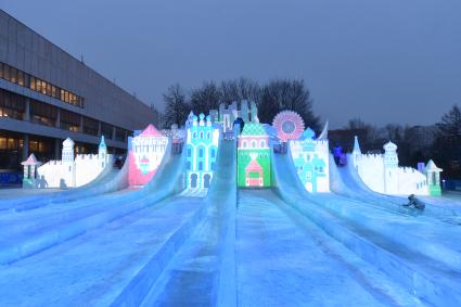 Москва. Катание с горки на новогоднем фестивале `Ледовая Москва. В кругу семьи` в парке искусств `Музеон`.