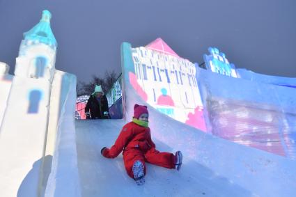 Москва. Катание с горки на новогоднем фестивале `Ледовая Москва. В кругу семьи` в парке искусств `Музеон`.