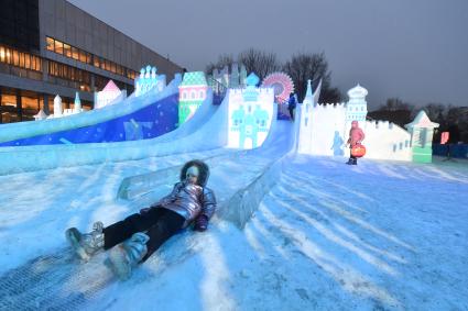 Москва. Катание с горки на новогоднем фестивале `Ледовая Москва. В кругу семьи` в парке искусств `Музеон`.