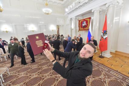 Москва. Корреспондент КП Андрей Абрамов награжден премией города Москвы в области журналистики (2022 год) за освещение вопросов развития городского транспорта и социально значимых проектов столицы.