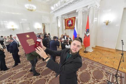 Москва. Корреспондент КП Андрей Абрамов награжден премией города Москвы в области журналистики (2022 год) за освещение вопросов развития городского транспорта и социально значимых проектов столицы.