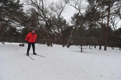 Москва. Мужчина во время катания на лыжах в парке Серебряный Бор.