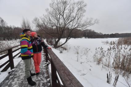 Москва. Горожане во время прогулки в парке Серебряный Бор.