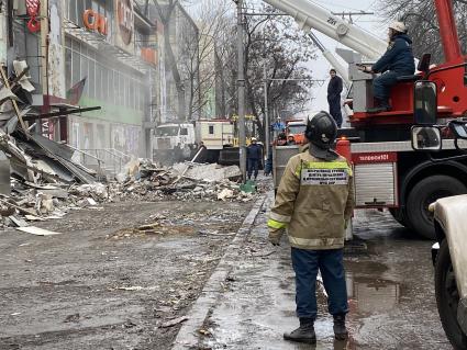 ДНР. г.Донецк. Спасатели разбирают завалы торгового центра на проспекте Ильича, разрушенного в результате обстрела ВСУ.