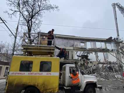 ДНР. г.Донецк. Спасатели разбирают завалы торгового центра на проспекте Ильича, разрушенного в результате обстрела ВСУ.