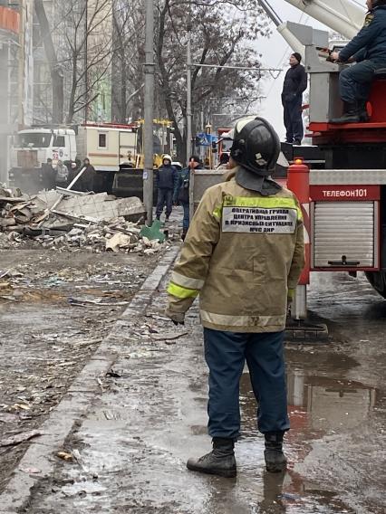 ДНР. г.Донецк. Спасатели разбирают завалы торгового центра на проспекте Ильича, разрушенного в результате обстрела ВСУ.