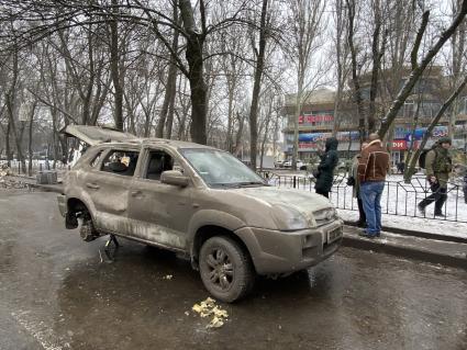 ДНР. г.Донецк. Автомобиль на проспекте Ильича, пострадавший в результате обстрела ВСУ.