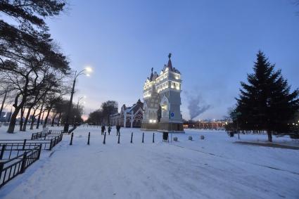 Благовещенск. Корреспонденты `Комсомольской правды` Владимир Ворсобин и Иван Макеев путешествуют автостопом по России. Вид на Триумфальную арку.