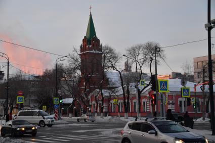 Благовещенск. Корреспонденты `Комсомольской правды` Владимир Ворсобин и Иван Макеев путешествуют автостопом по России. Вид на Гавриило-архангельский мужской монастырь.