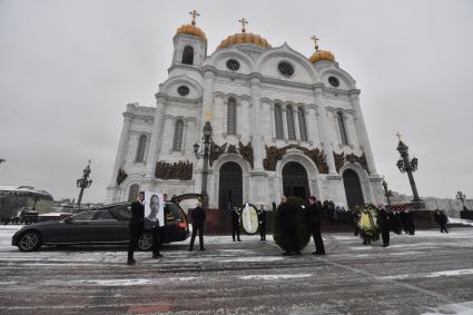 Москва. Вынос гроба с телом актрисы Инны Чуриковой после отпевания в храме Христа Спасителя.