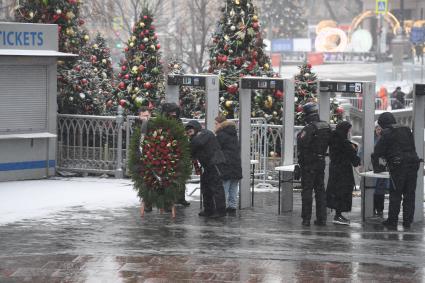 Москва. У храма Христа Спасителя перед отпеванием актрисы Инны Чуриковой.