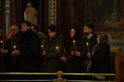 Москва. Актер Олег Масленников-Войтов (слева на первом плане) на церемонии прощания с народной артисткой СССР Инной Чуриковой в храме Христа Спасителя.