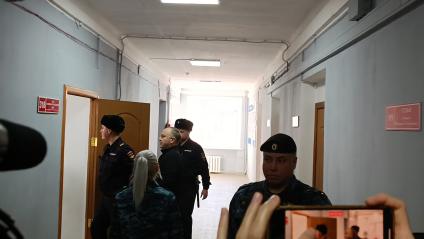 Владивосток. Ленинский районный суд Владивостока приговорил бывшего мэра Владивостока Олега Гуменюка к 16,5 года колонии и штраф в 150 тысяч рублей за получение взяток на общую сумму более 38 млн рублей.