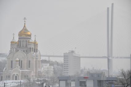 Владивосток. Корреспонденты `Комсомольской правды` Владимир Ворсобин и Иван Макеев путешествуют автостопом по России. Вид на Покровский кафедральный собор.