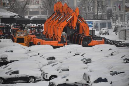 Владивосток. Корреспонденты `Комсомольской правды` Владимир Ворсобин и Иван Макеев путешествуют автостопом по России. Автомобили под снегом в зоне таможенного контроля в порту.