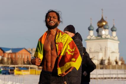 Челябинск.  Мужчина во время крещенских купаний.