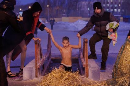 Челябинск.  Мальчик во время крещенских купаний.