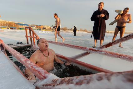 Челябинск. Мужчина во время крещенских купаний.