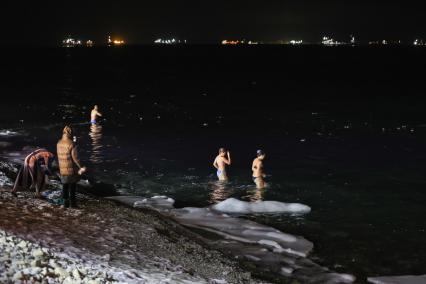 Владивосток. Крещенские `нелегальные` купания на берегу бухты Патрокл.