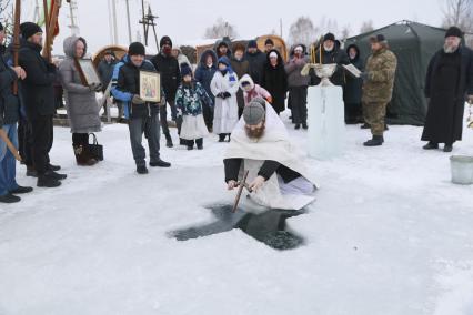 Алтайский край. Барнаул. Освящение купели в селе Санниково во время празднования Крещения .