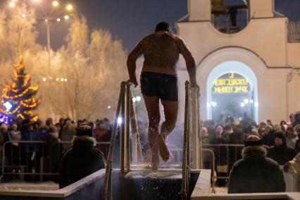 Красноярск. Мужчина   во время крещенских купаний.