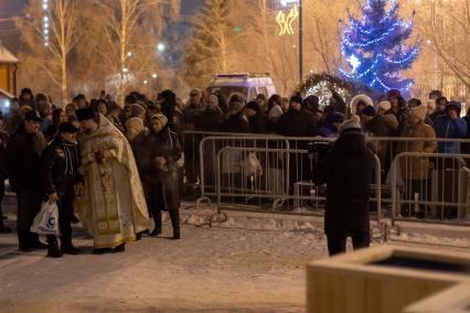 Красноярск. Священнослужитель  во время празднования Крещения .