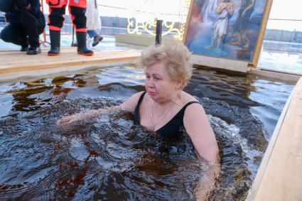 Санкт-Петербург.  Женщина во время празднования Крещения у стен Петропавловской крепости.