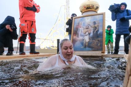 Санкт-Петербург.  Женщина во время празднования Крещения у стен Петропавловской крепости.