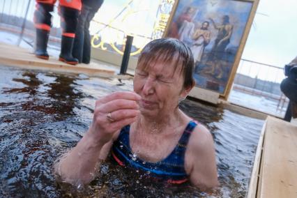 Санкт-Петербург. Женщина во время празднования Крещения у стен Петропавловской крепости.