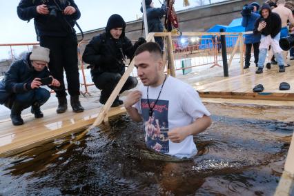 Санкт-Петербург.  Мужчина во время празднования Крещения у стен Петропавловской крепости.