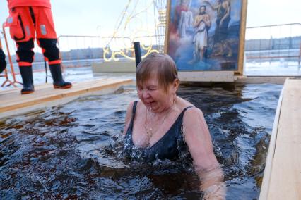 Санкт-Петербург.  Женщина во время празднования Крещения у стен Петропавловской крепости.