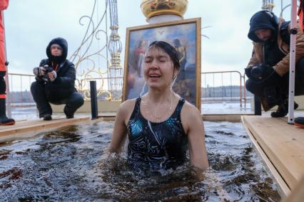 Санкт-Петербург.  Женщина во время празднования Крещения у стен Петропавловской крепости.