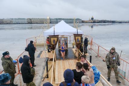 Санкт-Петербург.  Во время празднования Крещения у стен Петропавловской крепости.