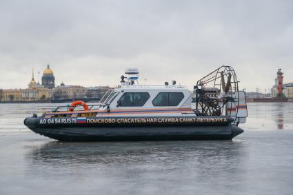 Санкт-Петербург.  Поисково-спасательная служба  на  Неве во время празднования Крещения у стен Петропавловской крепости.